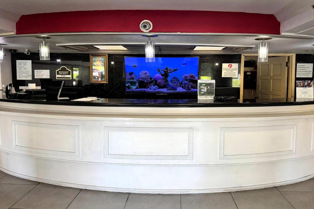 Ramada by Wyndham Birmingham Airport - Housity
