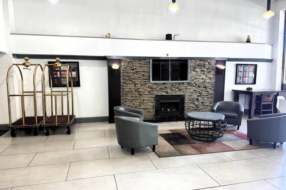 Ramada by Wyndham Birmingham Airport - Housity