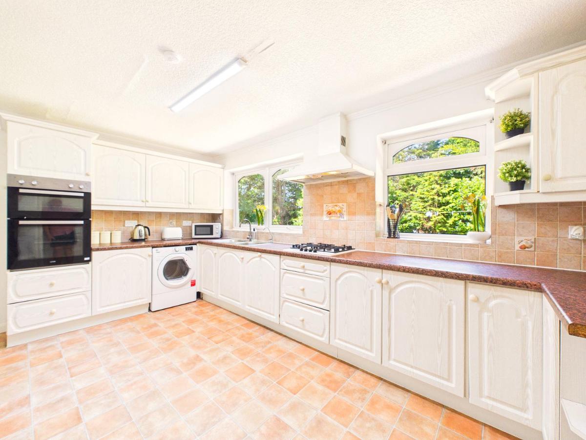 NEW Modern & Spacious Home in Oadby By Signature Stays - FREE Parking - Housity