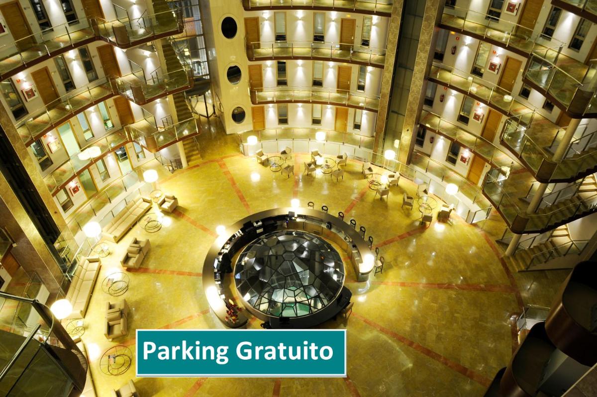 Una vista aérea del vestíbulo de un edificio. en Cumbria Spa Hotel 3* Sup, en Ciudad Real
