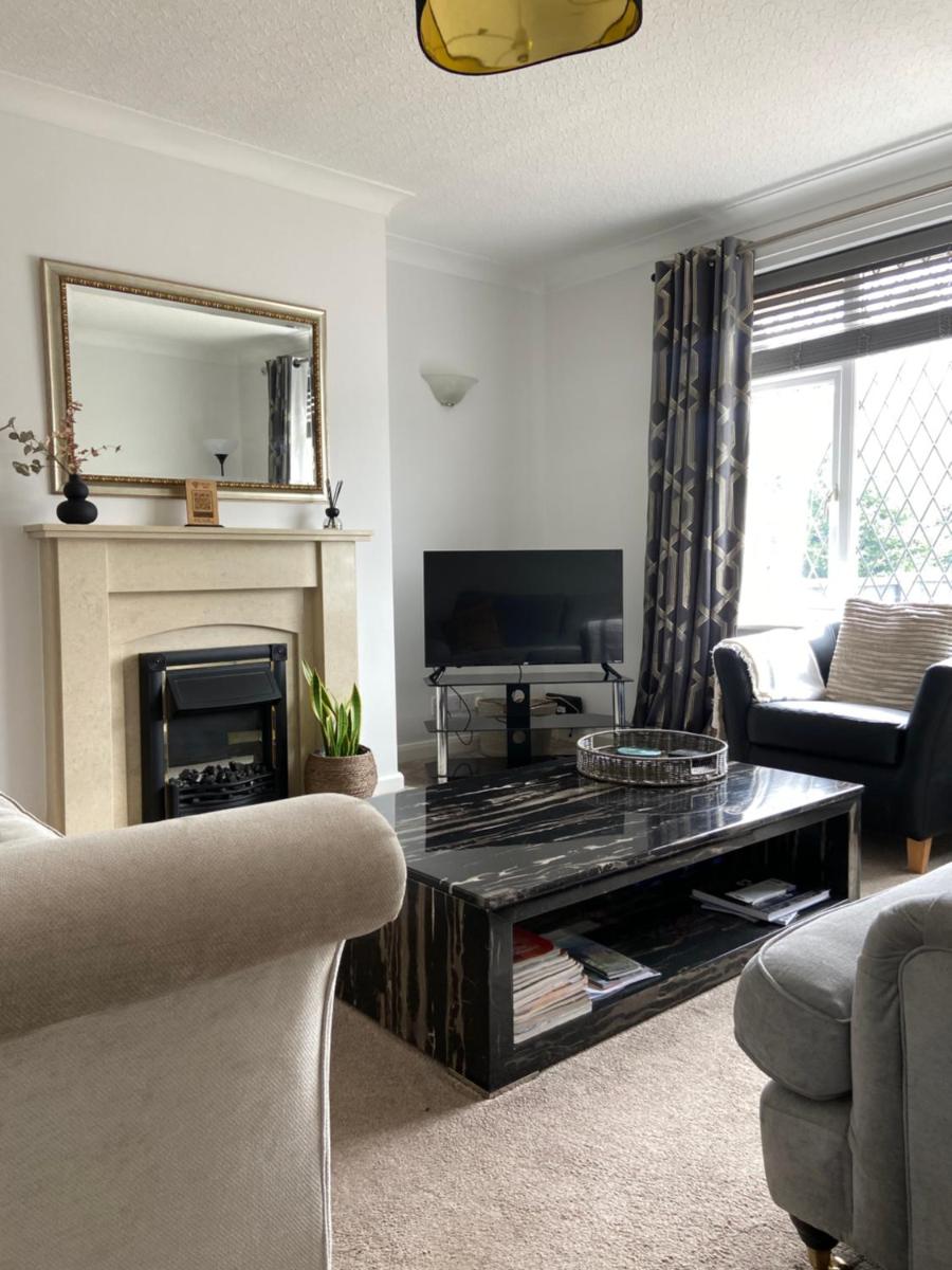 3-Bed Retreat Perfect Contractors & Leisure Stays Onsite Parking - Housity