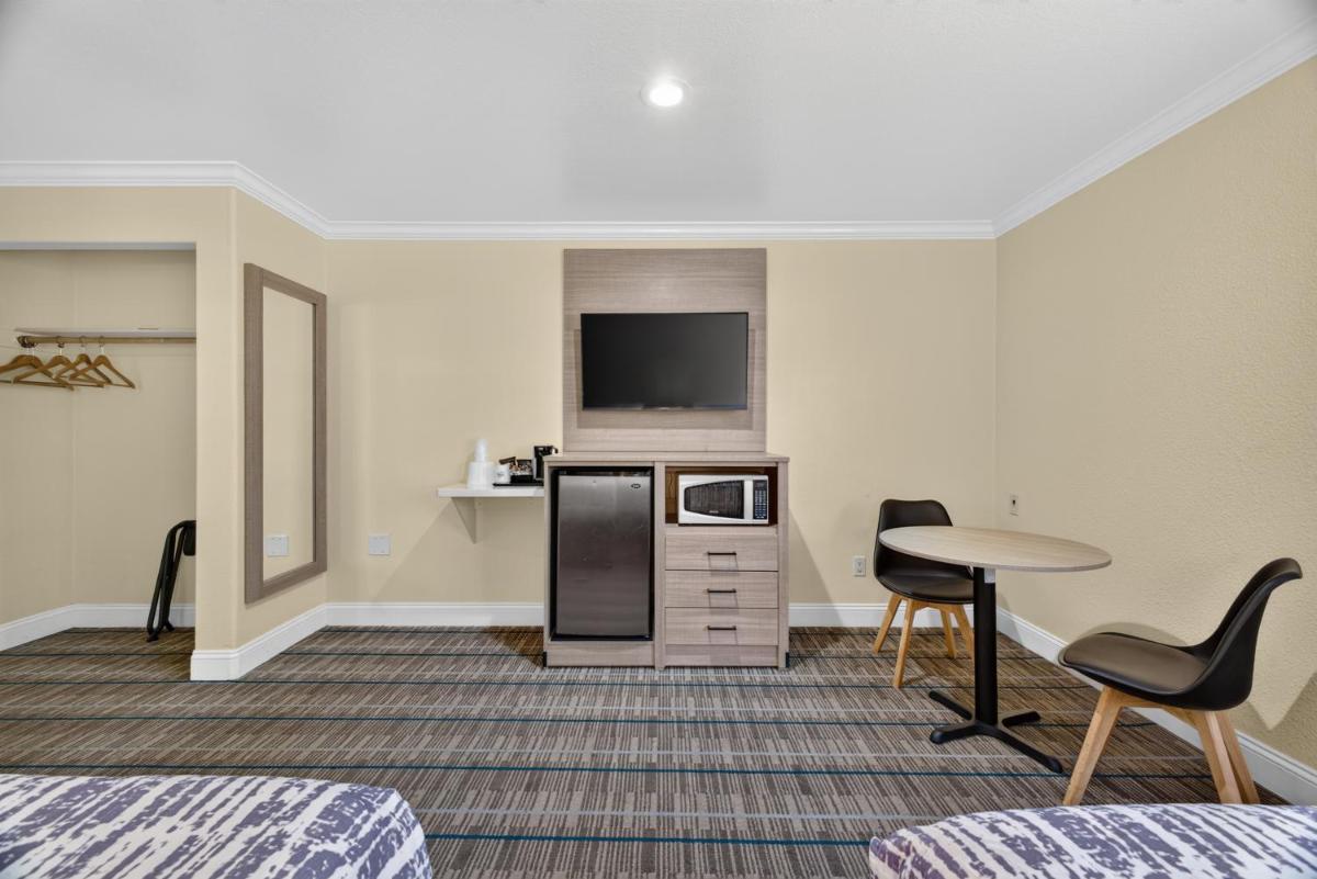 Seaside Inn Monterey - Housity