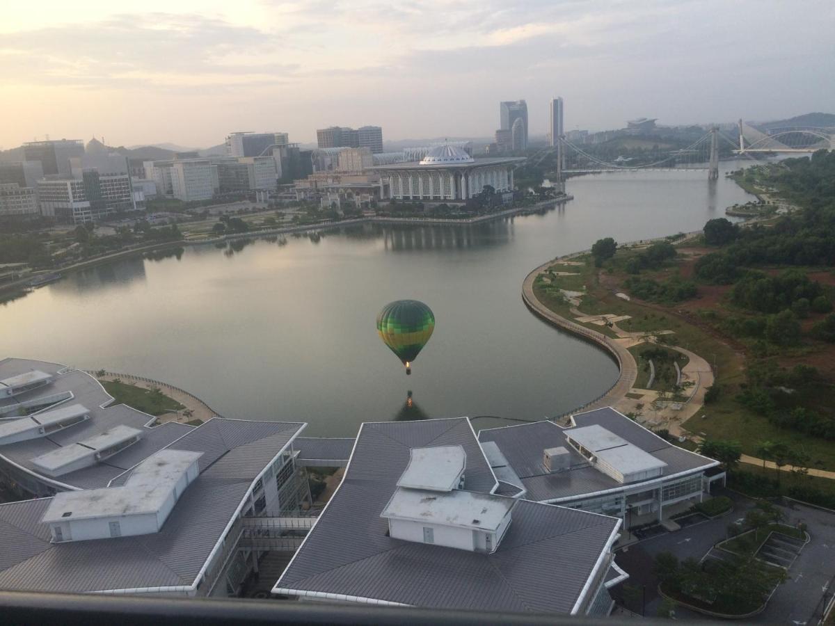 Tamara Putrajaya (Promenade Suite, 3 AC Bedrooms, 2 Baths, WiFi, Lake & City View) by MRK - Housity