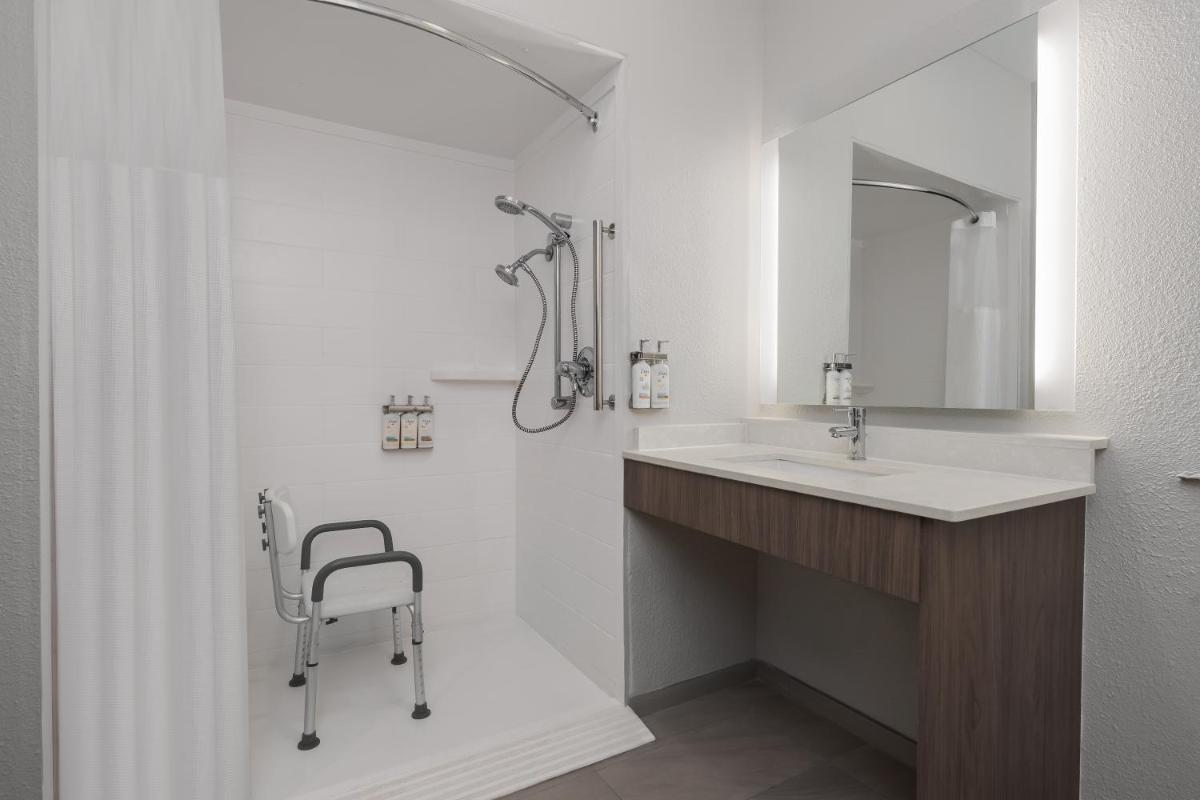 Holiday Inn Express & Suites Alexandria by IHG - Housity