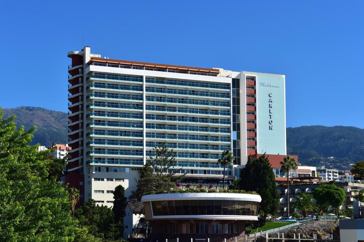 um grande edifício de escritórios com muitas janelas em Pestana Madeira Beach Club no Funchal