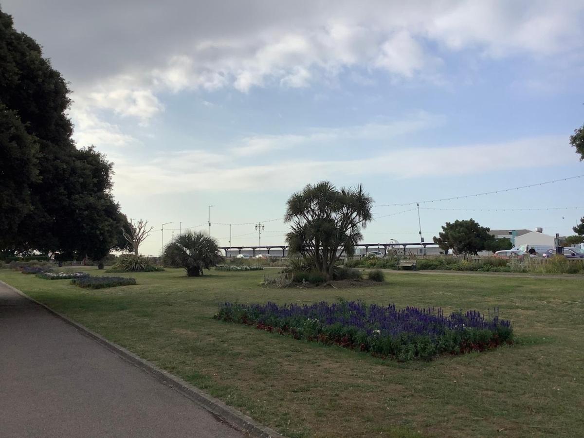 Large Seafront apartment close to Southsea Castle - Housity