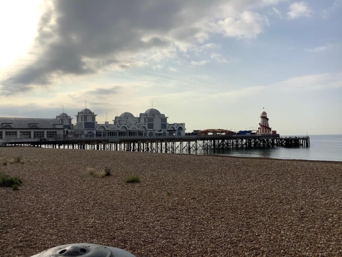 Large Seafront apartment close to Southsea Castle - Housity