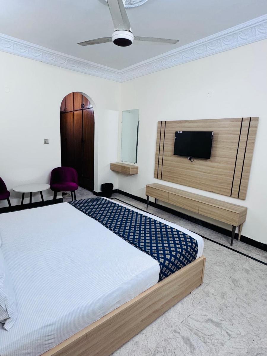 E Town Room Guest House Karachi - Housity
