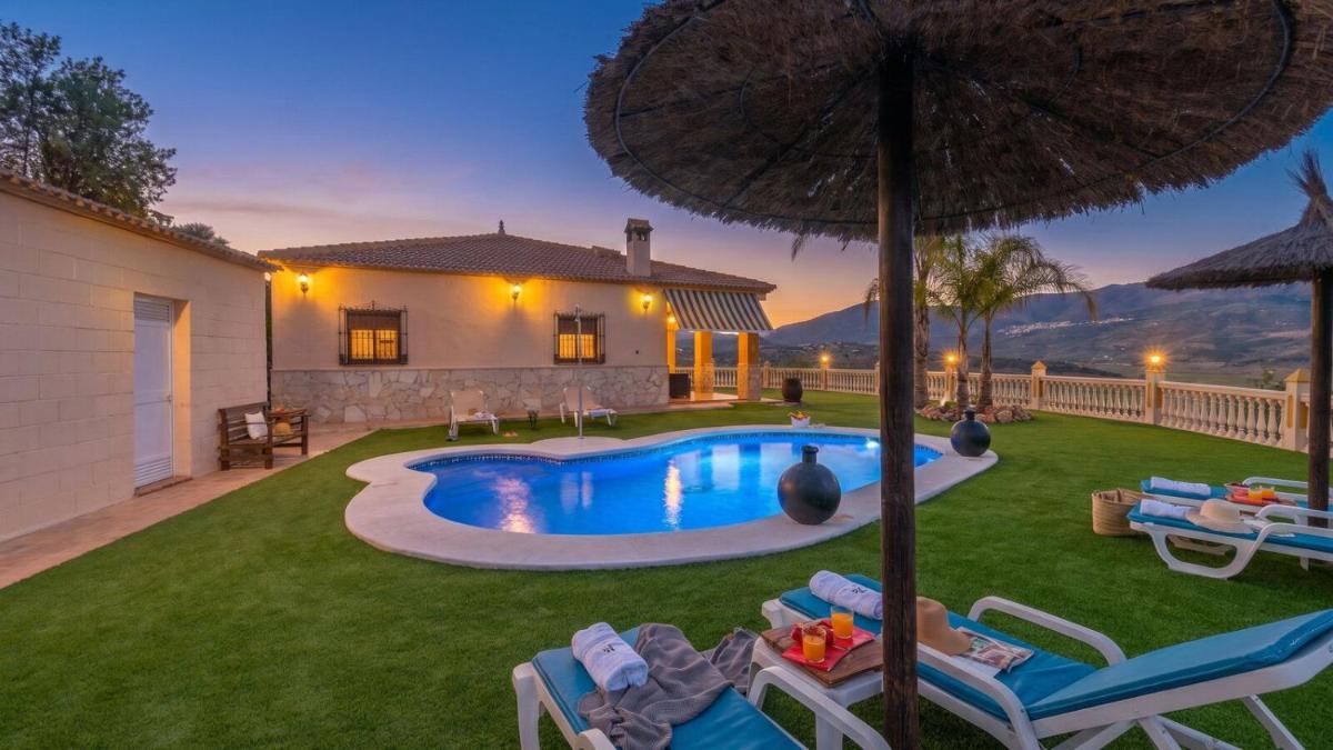 Cortijo Angela Viñuela by Ruralidays - Housity