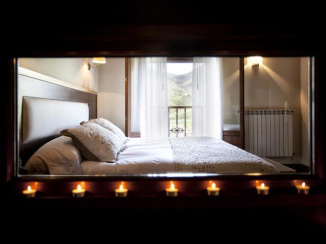 Cama o camas de una habitación en Hotel & Spa Villa de Mestas