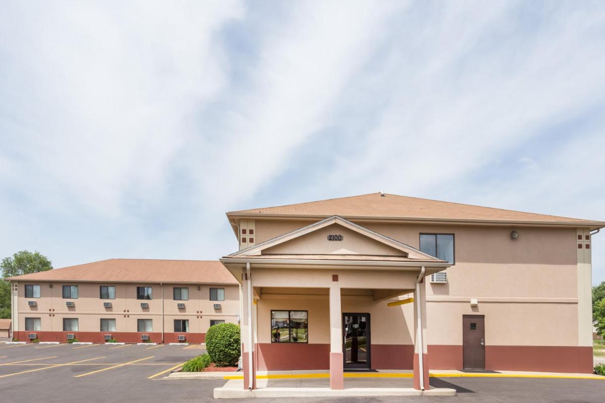 Super 8 by Wyndham Rock Falls Sterling Area - Housity