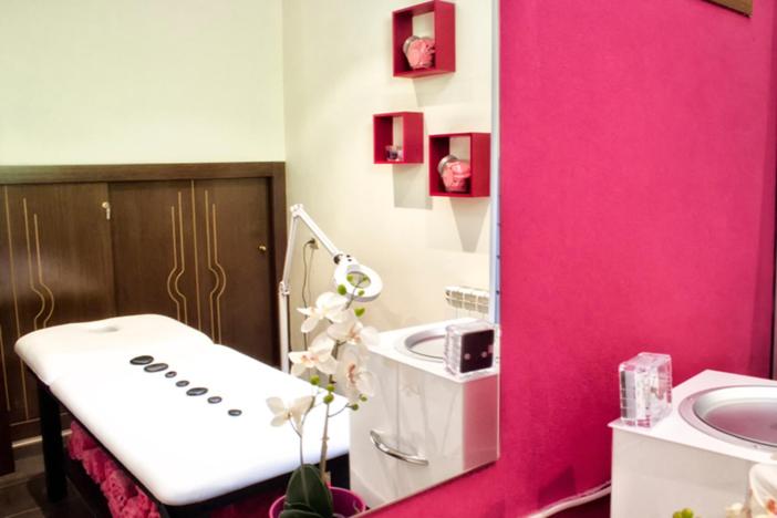 baño con pared de color rosa y lavabo en Hotel & Spa Villa de Mestas, en Cangas de Onís 60 fotos más