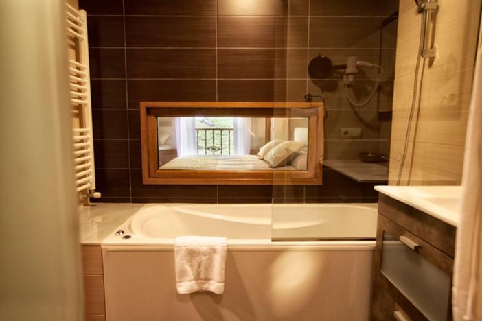 Un baño de Hotel & Spa Villa de Mestas