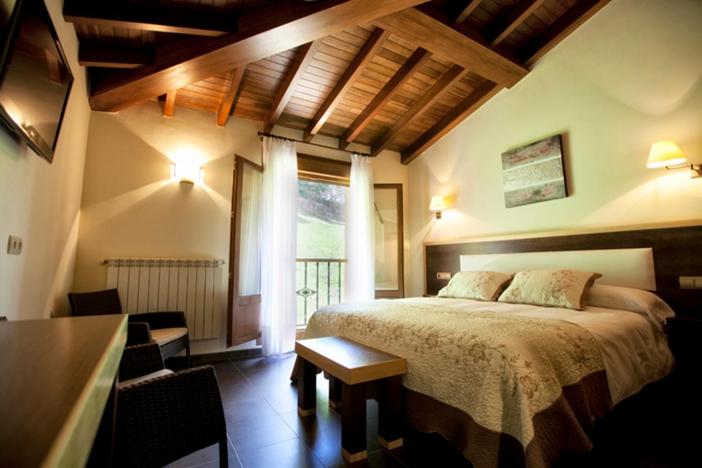 Cama o camas de una habitación en Hotel & Spa Villa de Mestas