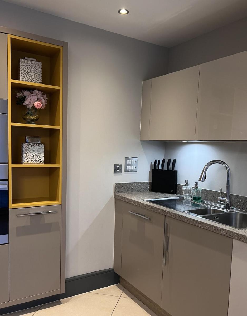 Luxury Durham Home, Sleeps up to 12, Free Parking - Housity