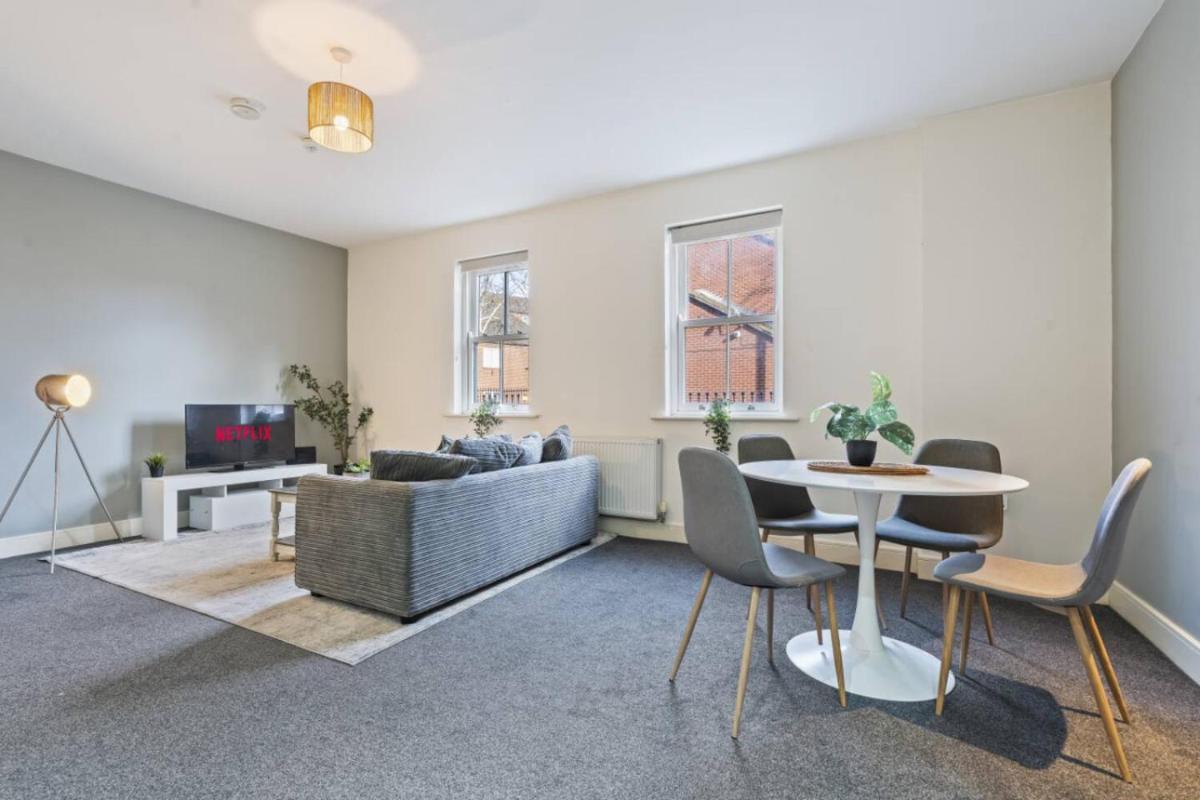 #St Georges Court by DerBnB, Spacious 2 Bedroom Apartments, Free Parking, WI-FI, Netflix & Within Walking Distance Of The City Centre - Housity