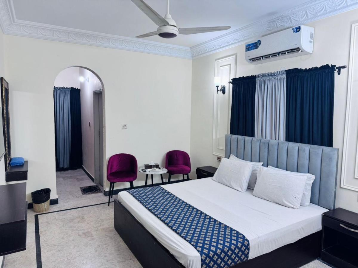 E Town Room Guest House Karachi - Housity