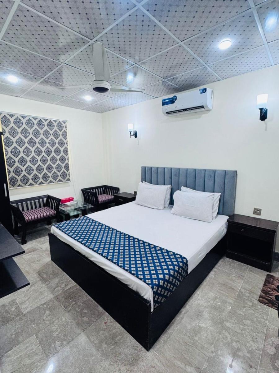 E Town Room Guest House Karachi - Housity
