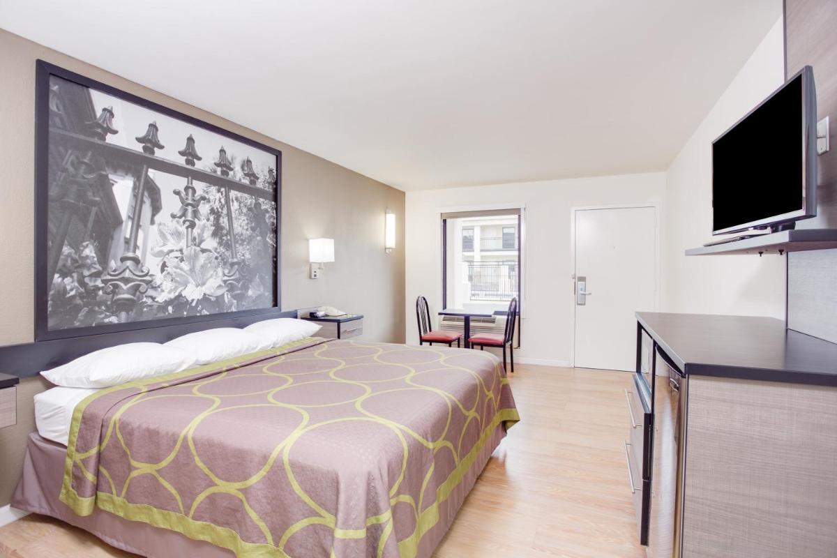 Super 8 by Wyndham Dalton - Housity