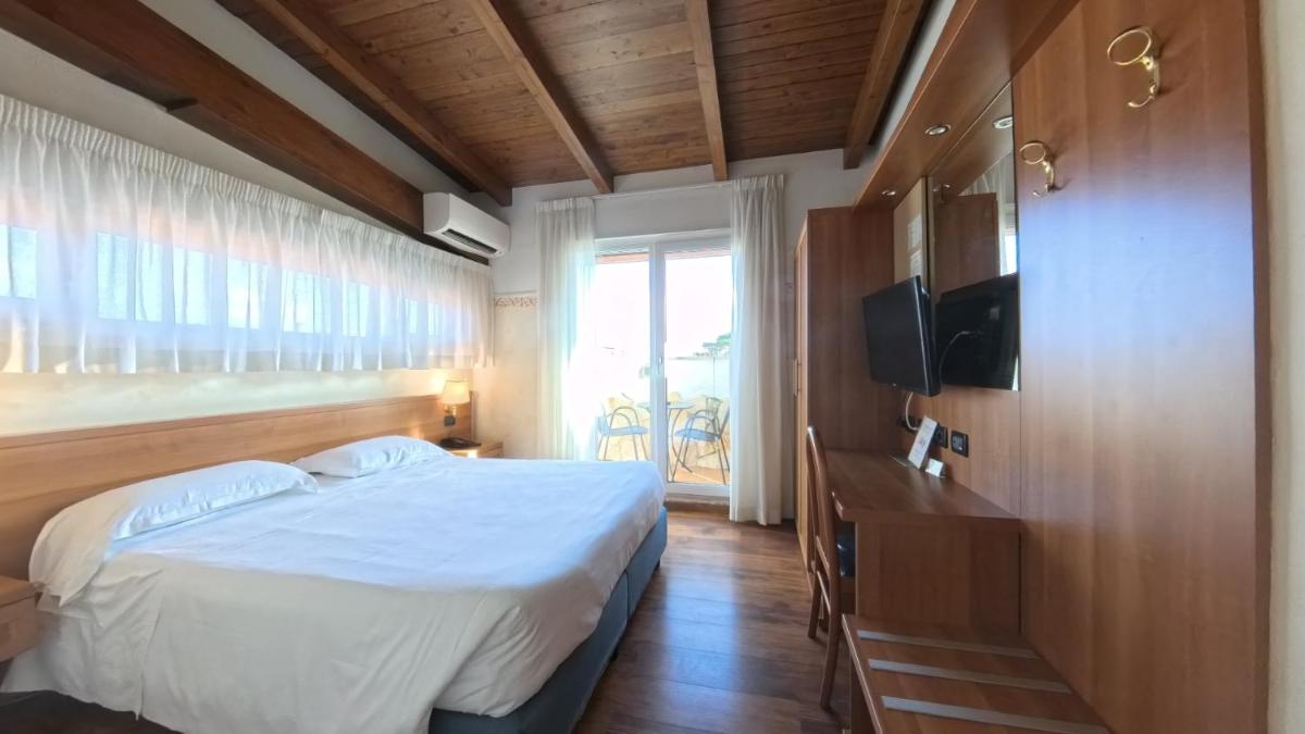 Hotel Aurora - Housity