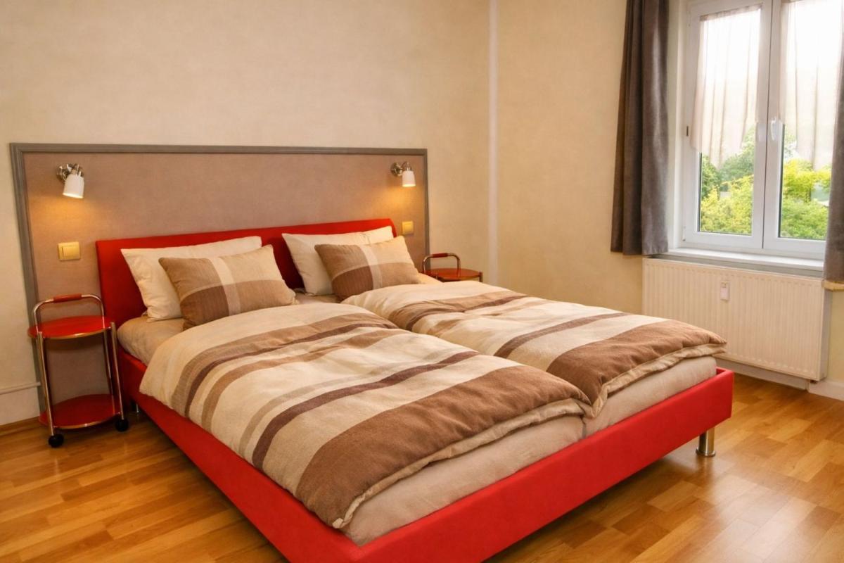 Ferienwohnung - 2 Schlafzimmer- Balkon und Parkplatz - Housity