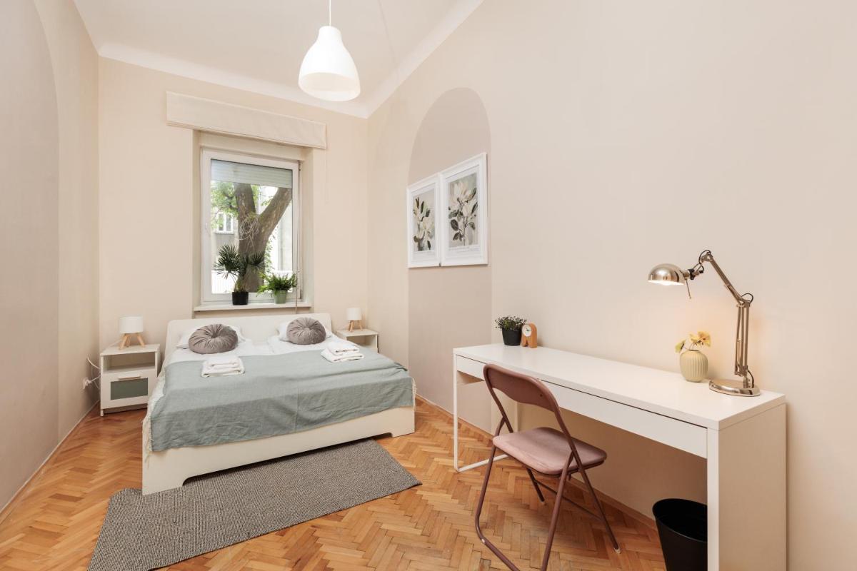 Homely 4 Bedroom Apartment - Old Town - by Upstairs - Housity