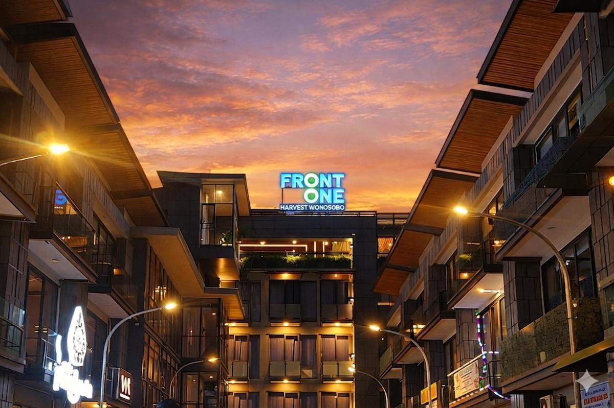 Front One Harvest Hotel Wonosobo - Housity