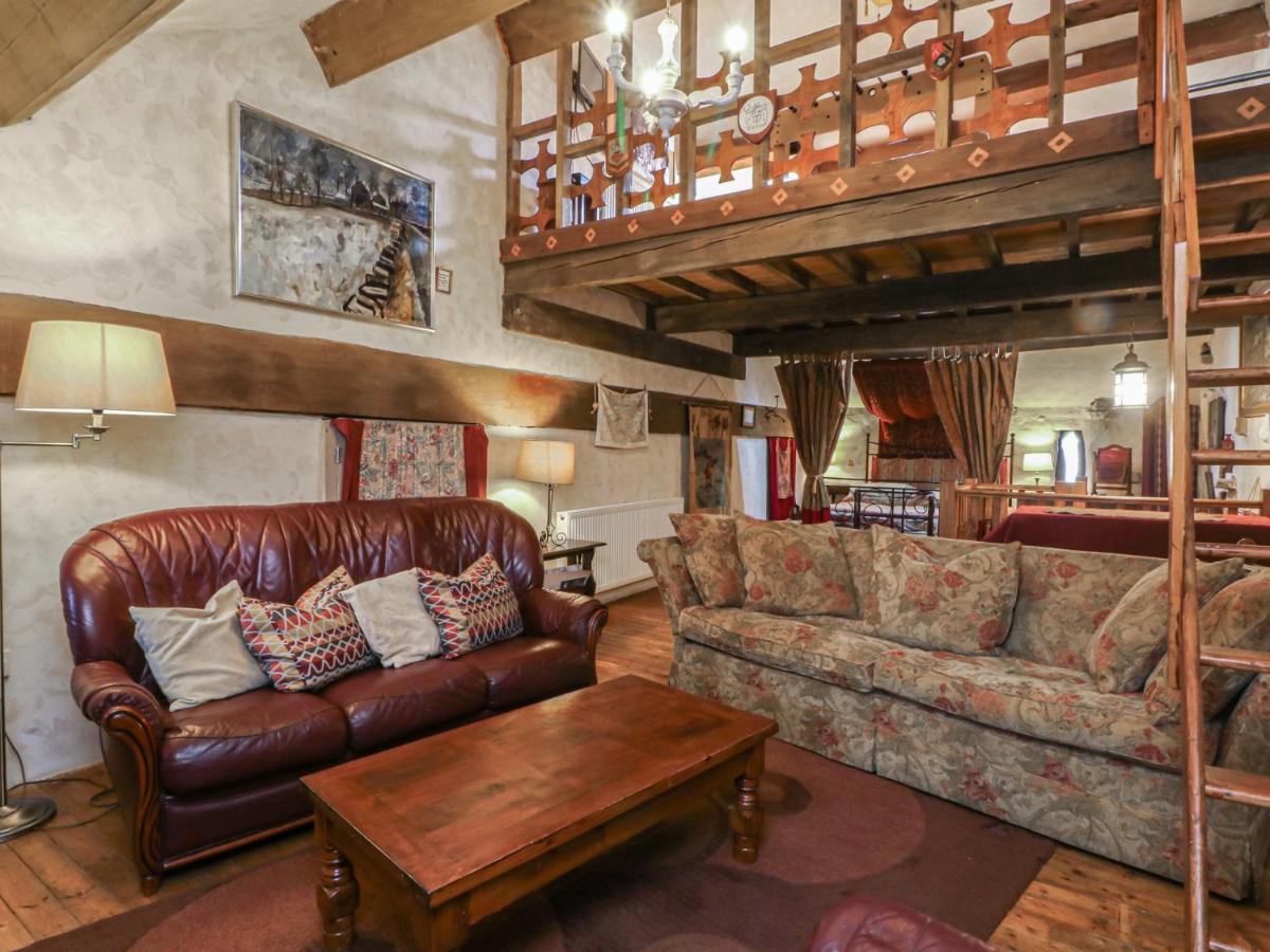 Moldy Warp Barn - Housity