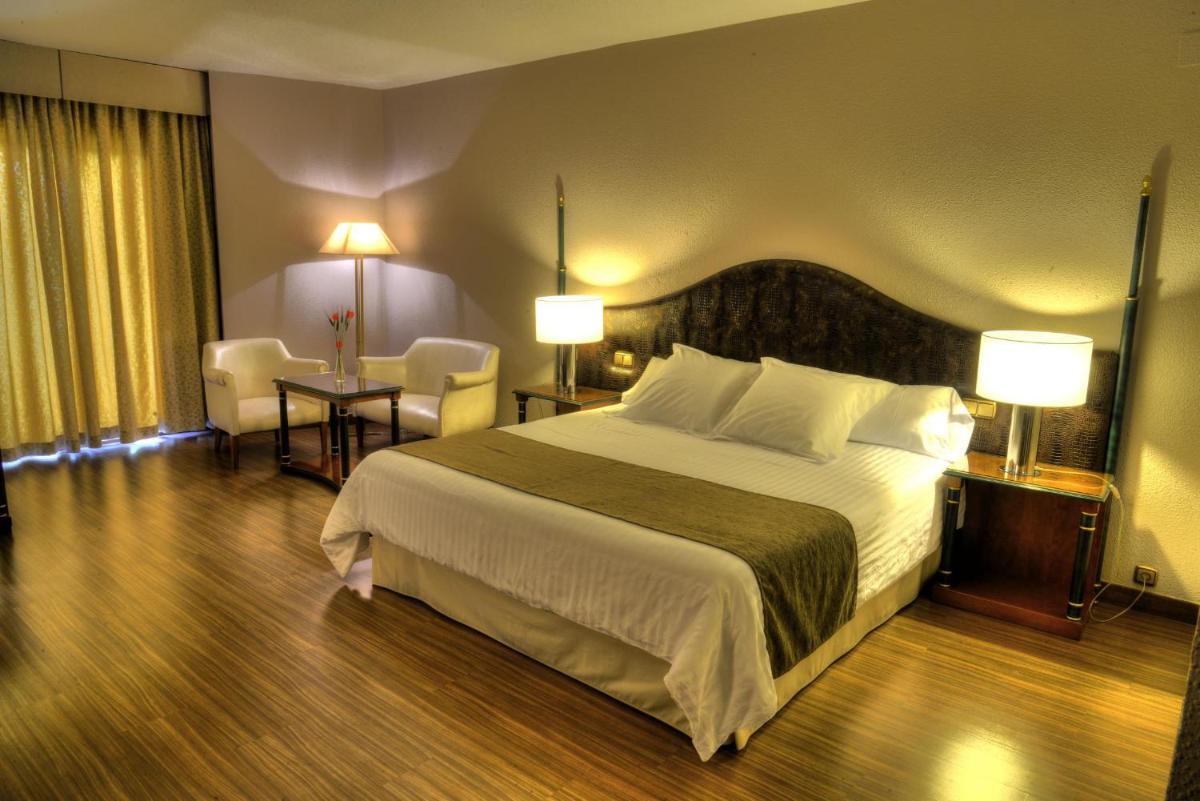 Cama o camas de una habitación en Beatriz Toledo Auditorium & Spa