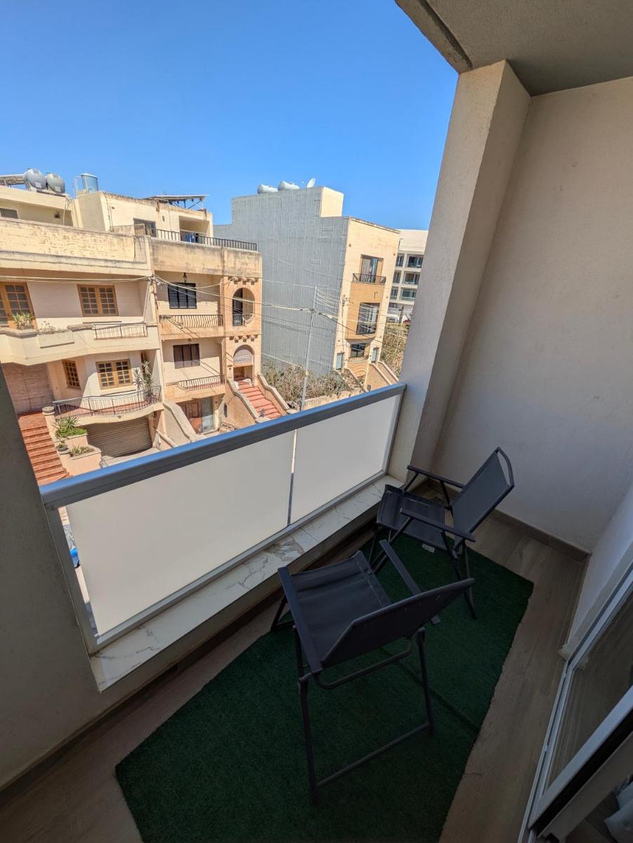 Airport Accommodation Bedroom with Bathroom Self Check In and Self Check Out Air-condition Included - Housity