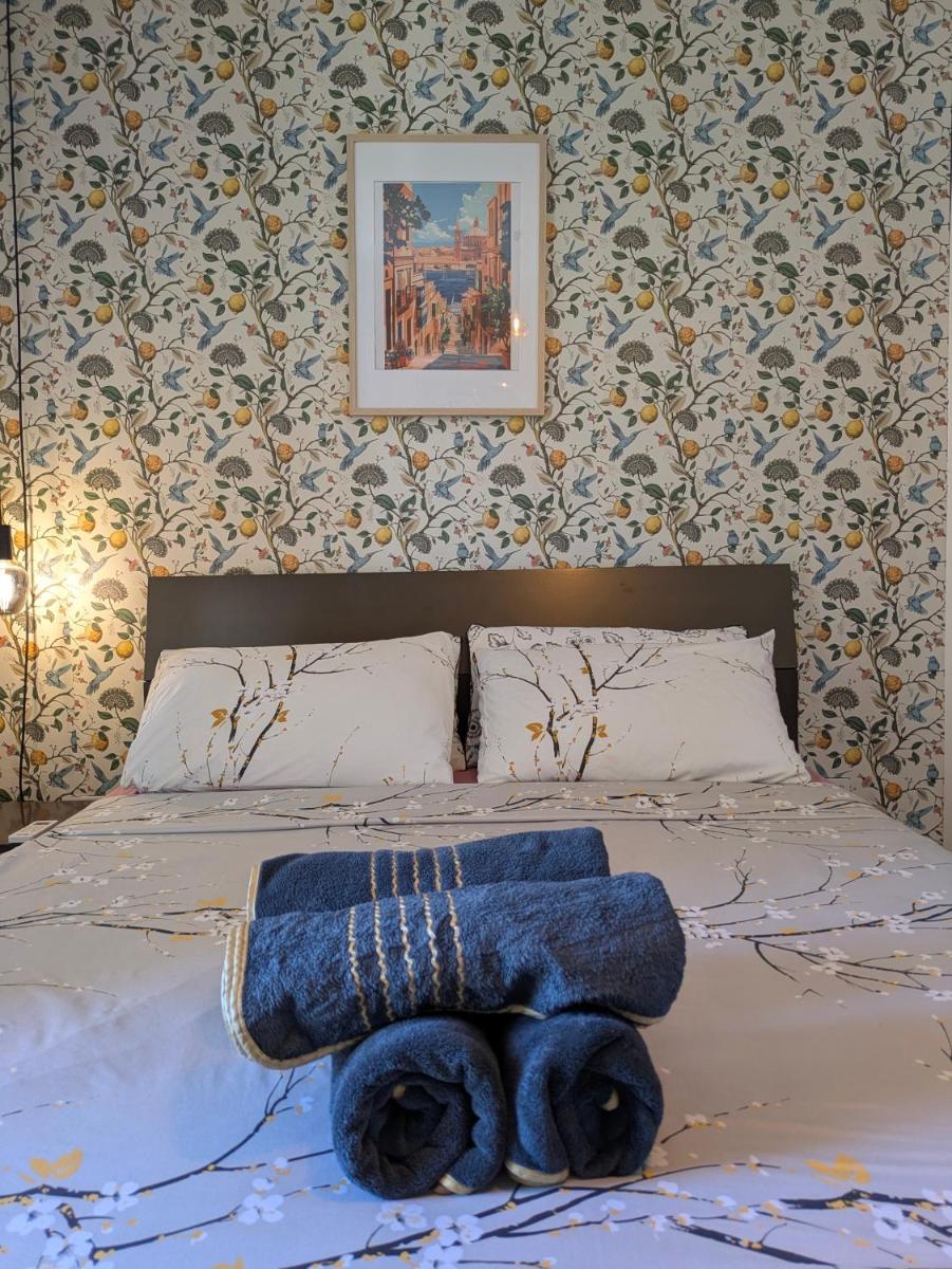 Airport Accommodation Bedroom with Bathroom Self Check In and Self Check Out Air-condition Included - Housity