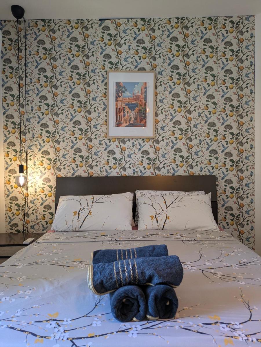 Airport Accommodation Bedroom with Bathroom Self Check In and Self Check Out Air-condition Included - Housity