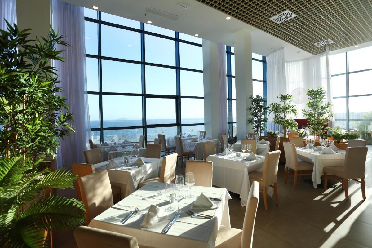 Un restaurante o sitio para comer en Sandos Papagayo