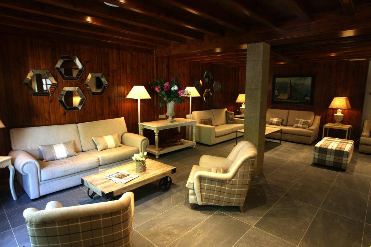 Una sala de estar con sofás y sillas y una mesa. en Hotel & Spa Real Villa Anayet, en Canfranc-Estación