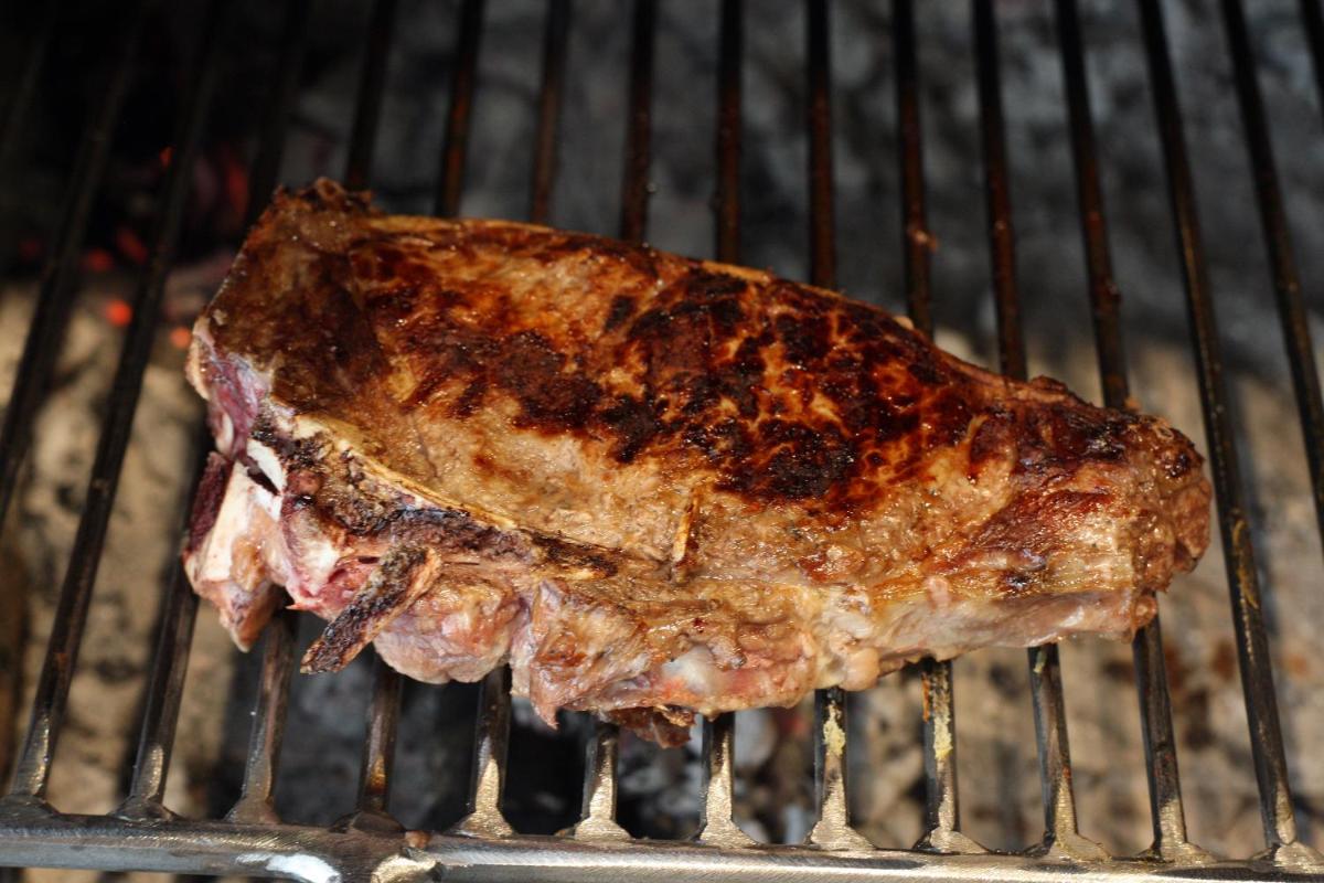 Barbacoa disponible para clientes en el hotel