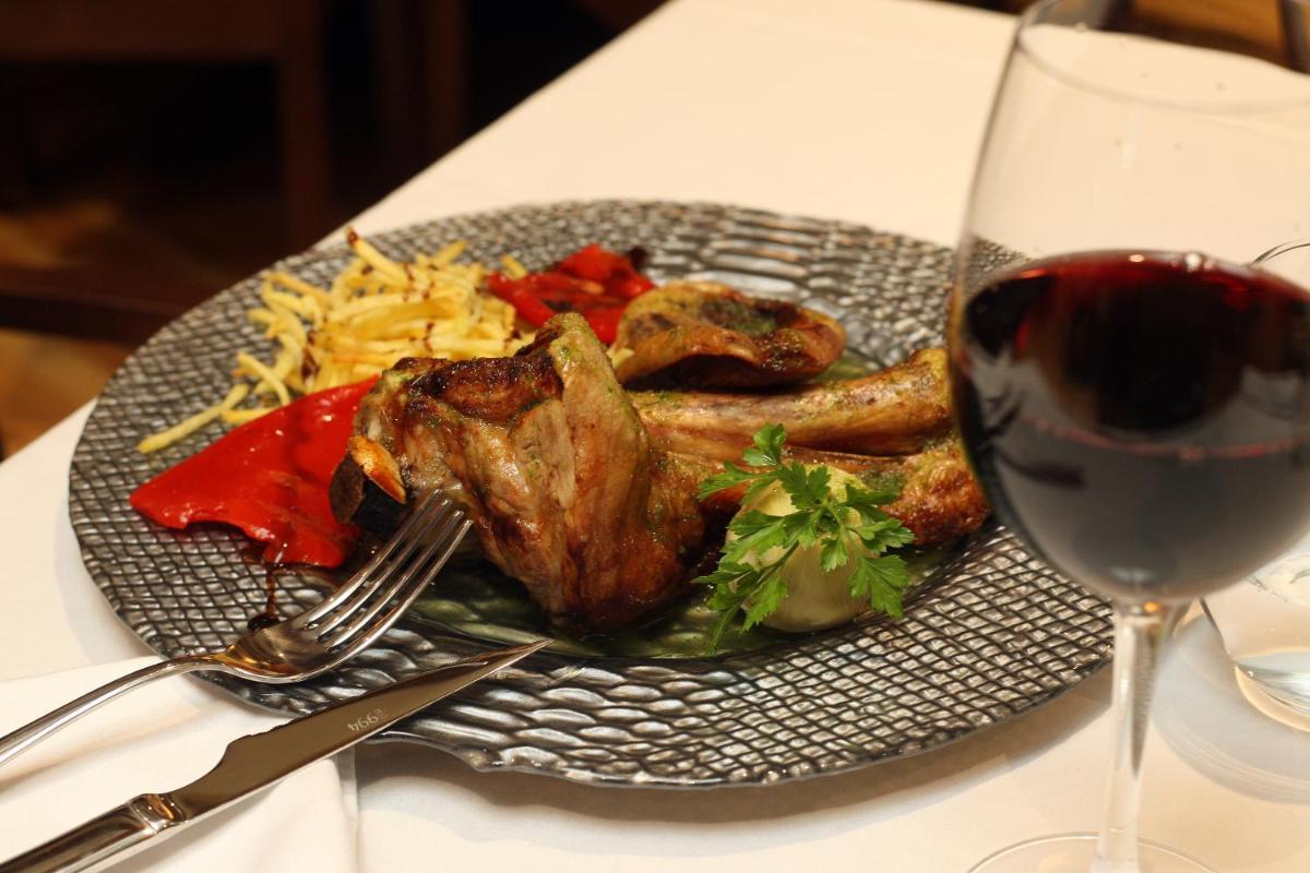 Comida en o cerca de este hotel