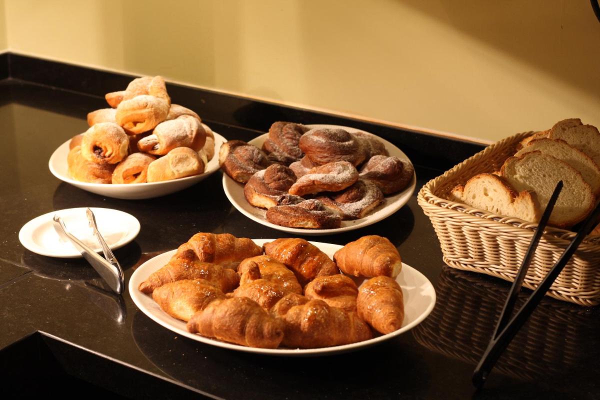 Comida en o cerca de este hotel