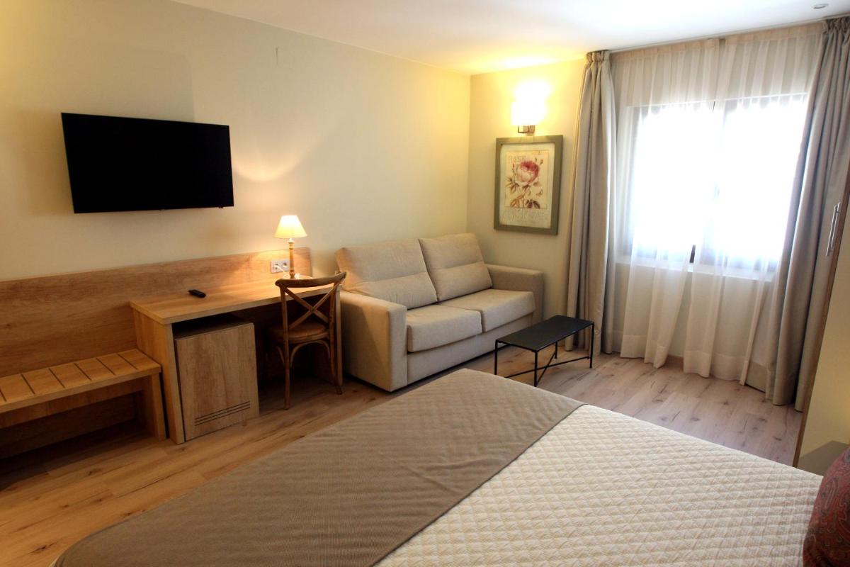 Una televisión o centro de entretenimiento en Hotel & Spa Real Villa Anayet
