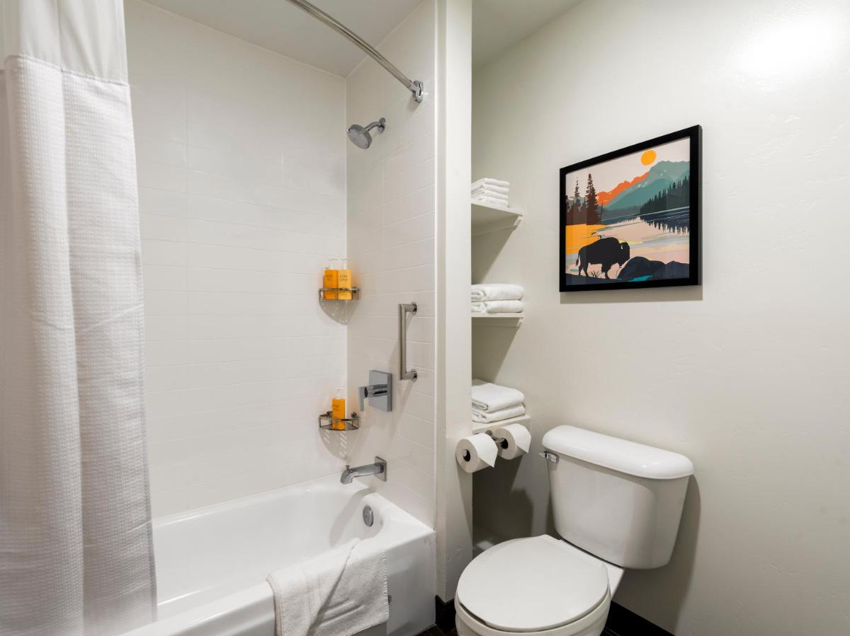 Gray Wolf Inn & Suites - Housity