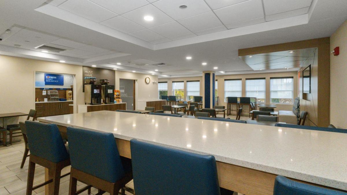 Holiday Inn Express Hotel & Suites Hampton South-Seabrook by IHG - Housity