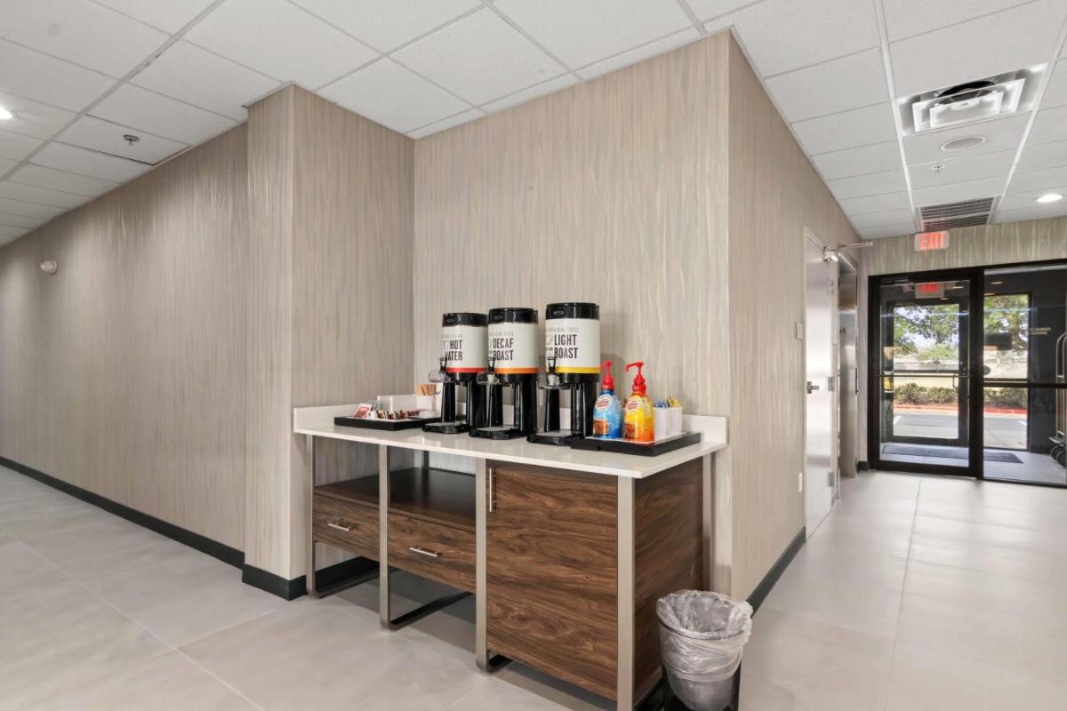 Hampton Inn & Suites Houston Rosenberg - Housity