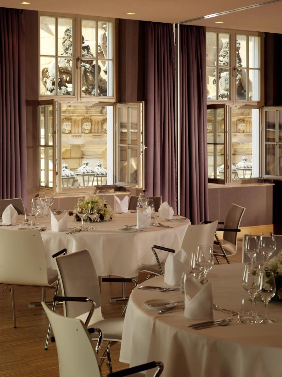 Ein Restaurant oder anderes Speiselokal in der Unterkunft HYPERION Hotel Dresden Am Schloss Ein Restaurant oder anderes Speiselokal in der Unterkunft HYPERION Hotel Dresden Am Schloss