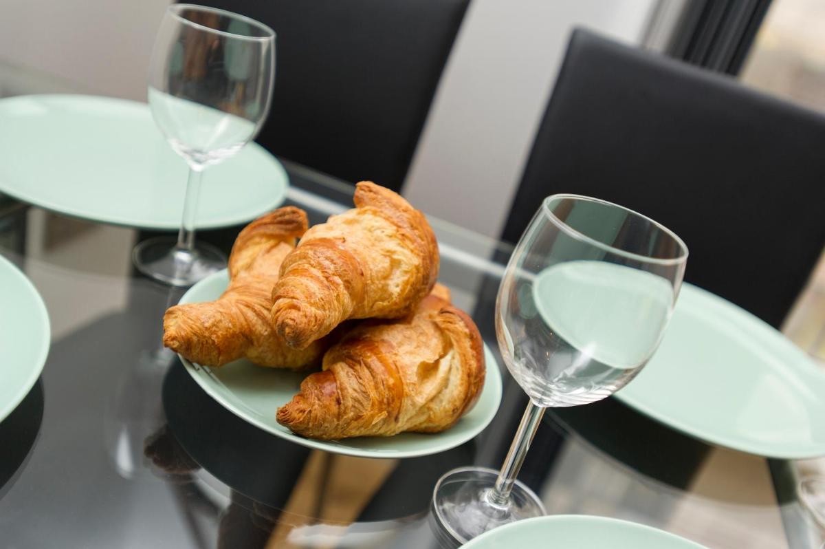Market Street Apartments - City Centre Modern 1bedroom Apartments with NEW WIFI and Very Close to Tram - Housity