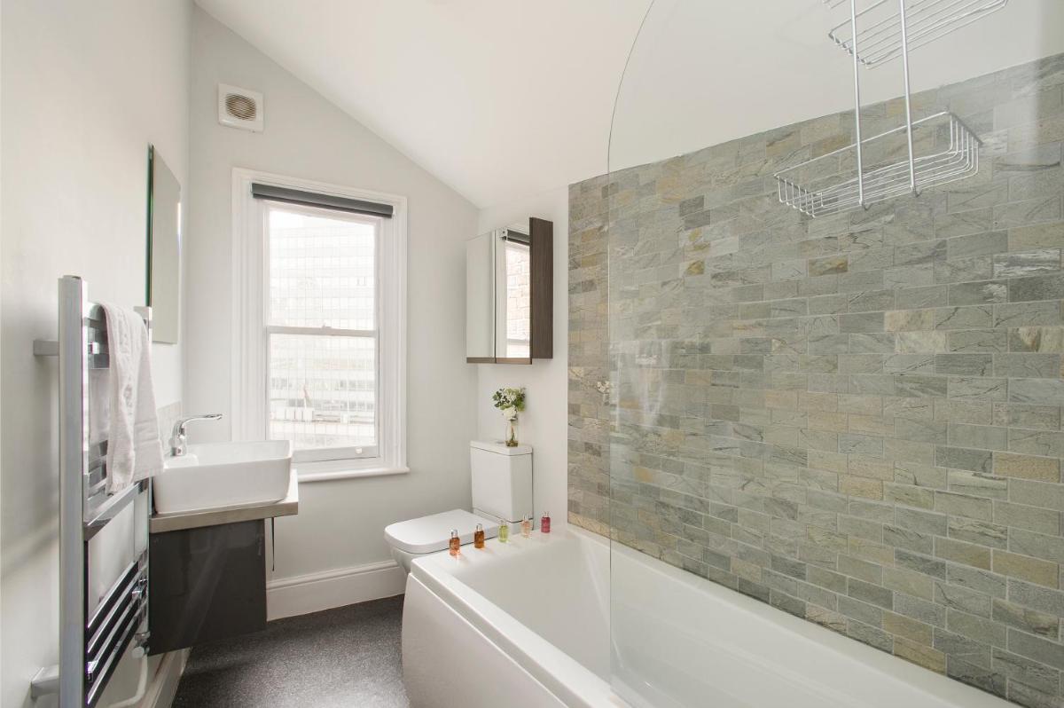 Market Street Apartments - City Centre Modern 1bedroom Apartments with NEW WIFI and Very Close to Tram - Housity
