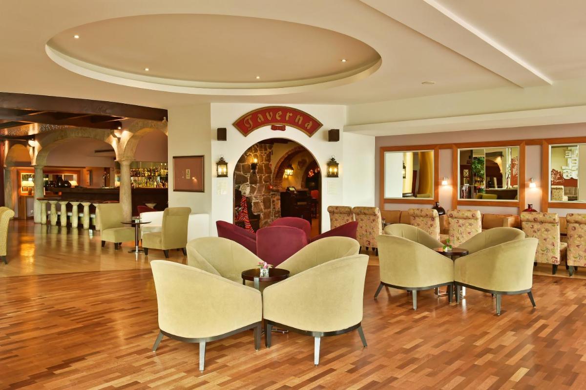 Uma área de estar em Pestana Madeira Beach Club