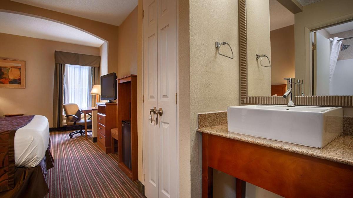Best Western Plus Edison Inn - Housity