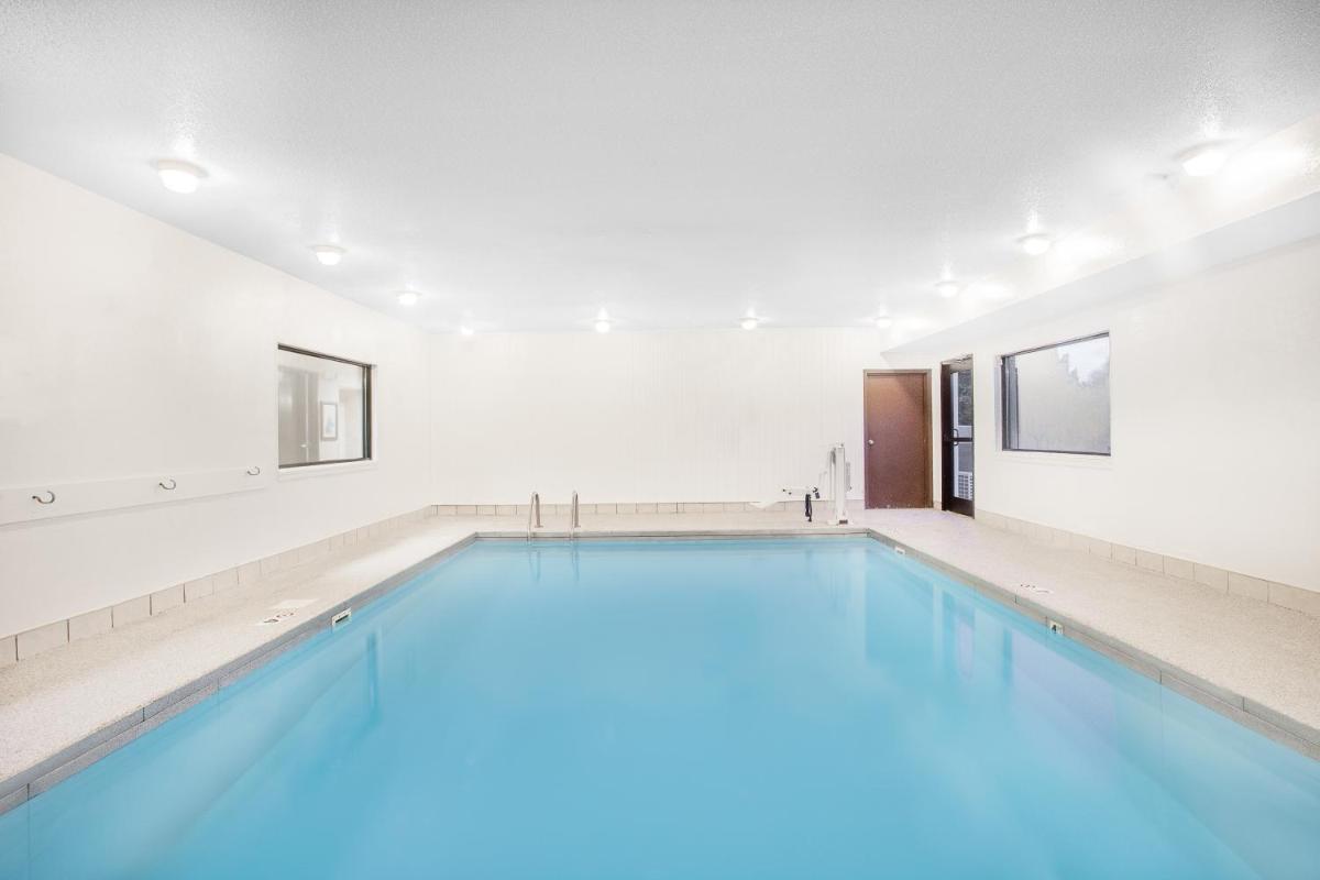 Super 8 by Wyndham Central City - Housity