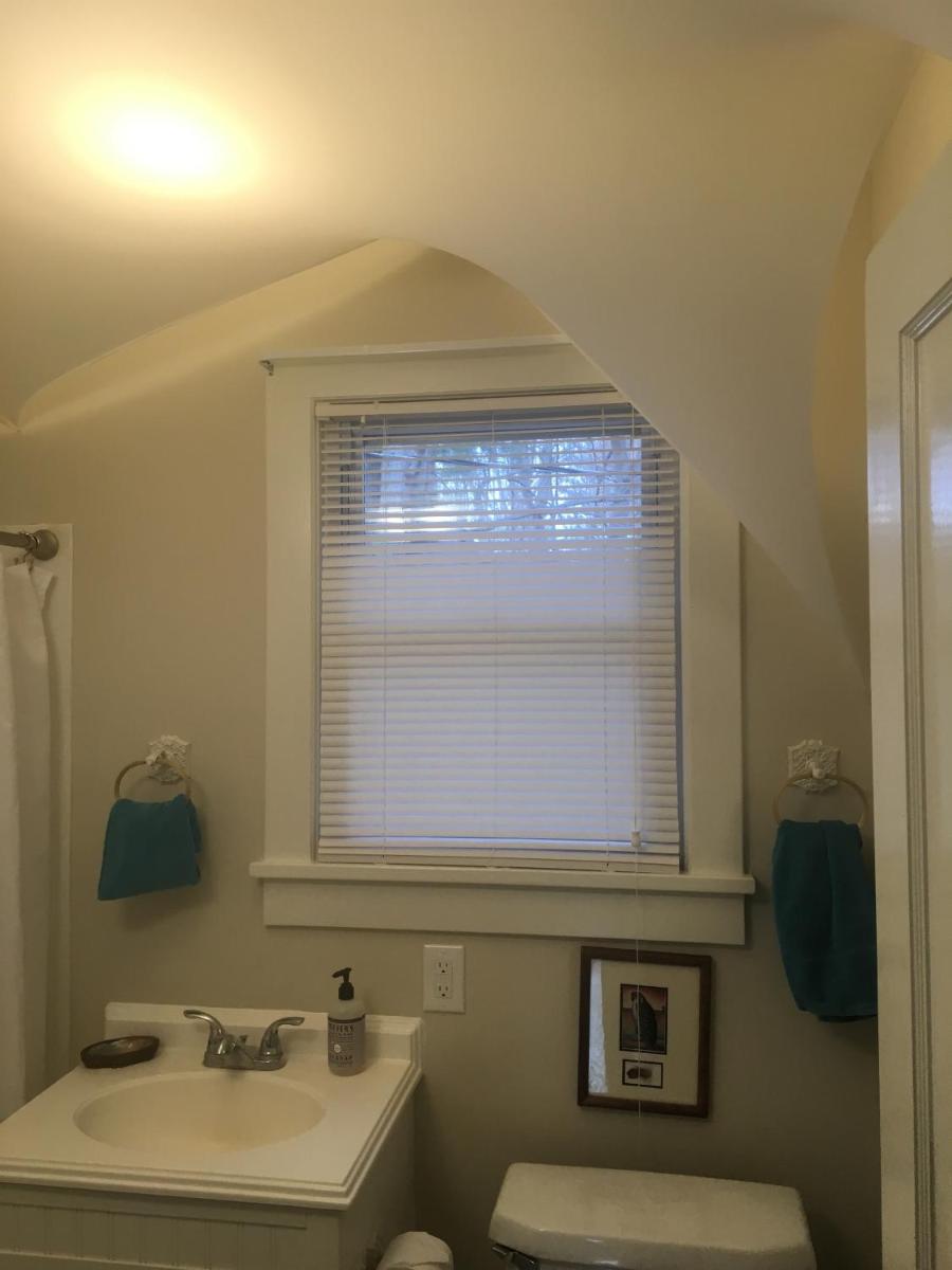 Sturgeon Pool Lake House - Housity