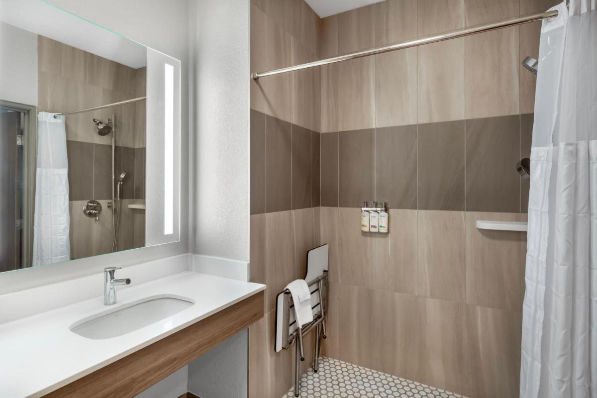 Holiday Inn Express & Suites Northwood by IHG - Housity