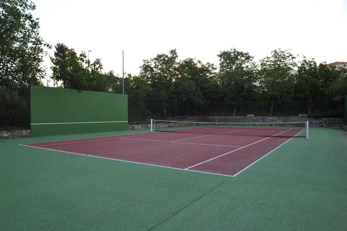 Comodidades para jogar ténis e squash em Hotel Lusitania Congress & Spa ou nas proximidades